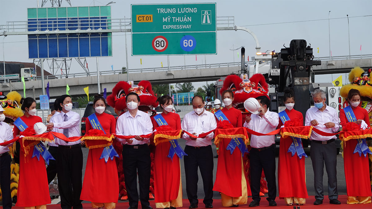 Chủ tịch nước Nguyễn Xuân Phúc dự lễ thông xe cao tốc Trung Lương - Mỹ Thuận
